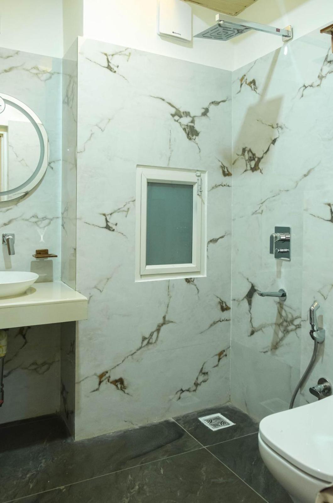 Hotel Lake Shilloi Dimāpur Екстериор снимка